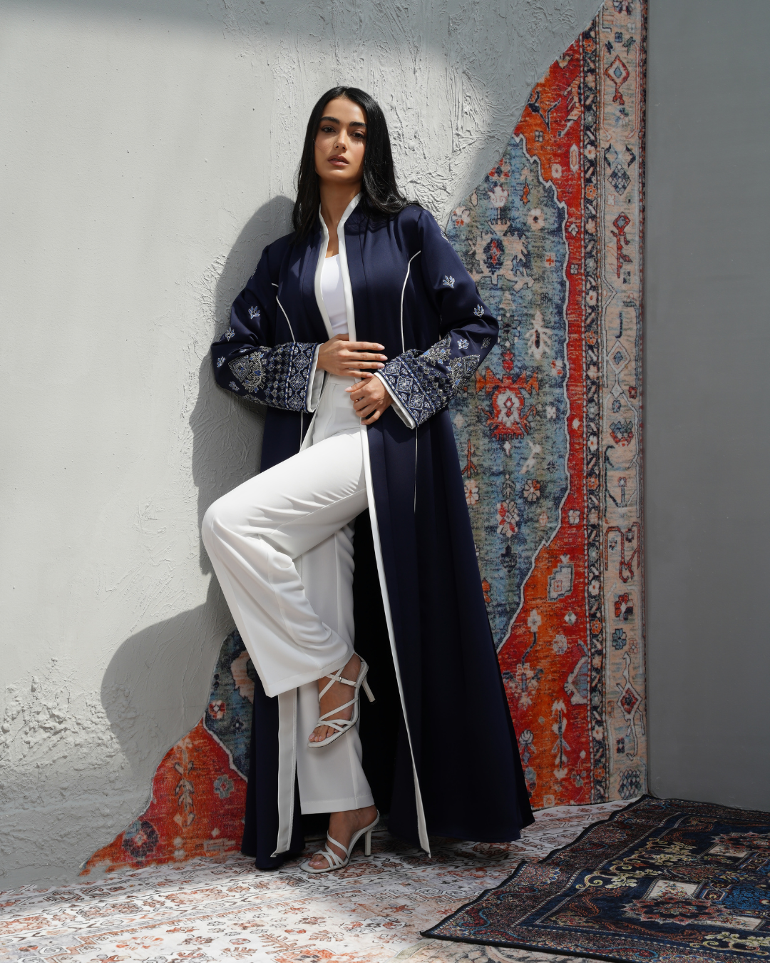 عباية مزينة بتطريزات بارزه من خيوط الحرير و الخرز