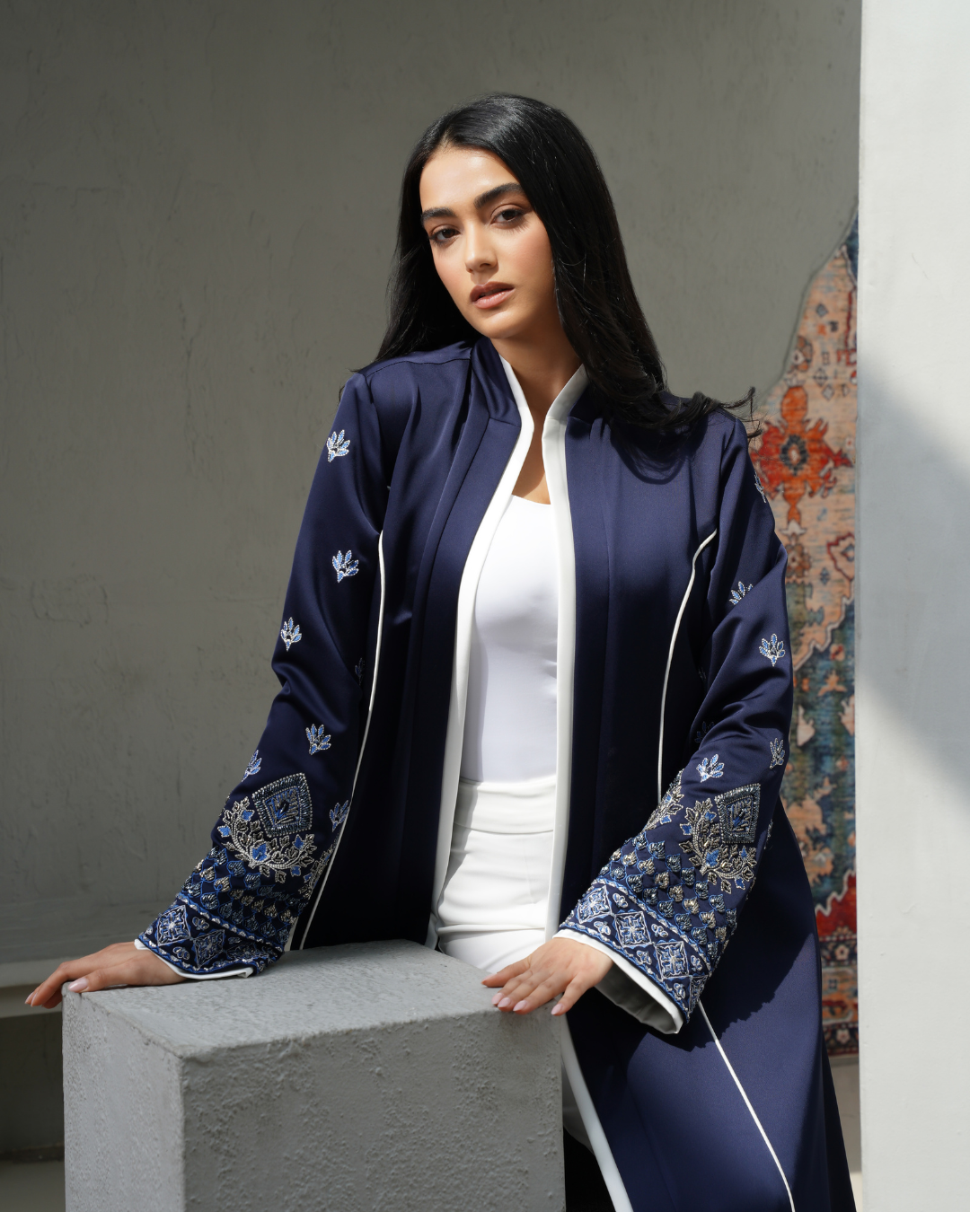 عباية مزينة بتطريزات بارزه من خيوط الحرير و الخرز